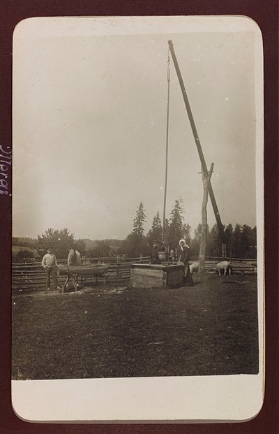 Erster Weltkrieg: Ukraine in den Jahren 1914-1916 während der Invasion der deutschen Armee. Ein Brunnen (s/w Foto) von Heldenfriedhof Dsessentniki (attr. to)