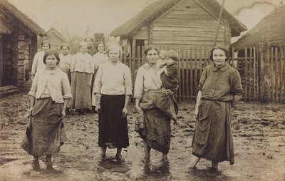Erster Weltkrieg: die Ukraine in den Jahren 1914-1916 während der Invasion der deutschen Armee. Porträt einer Gruppe von Frauen mit Kindern von Heldenfriedhof Dsessentniki (attr. to)