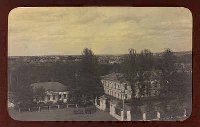 Erster Weltkrieg: die Ukraine in den Jahren 1914-1916 während der Invasion der deutschen Armee. Ansicht einer Stadt von Heldenfriedhof Dsessentniki (attr. to)