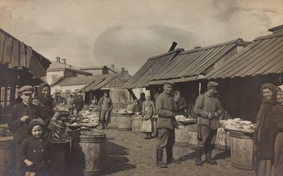Erster Weltkrieg: die Ukraine in den Jahren 1914-1916 während der Invasion der deutschen Armee. Militär auf dem Markt von Heldenfriedhof Dsessentniki (attr. to)
