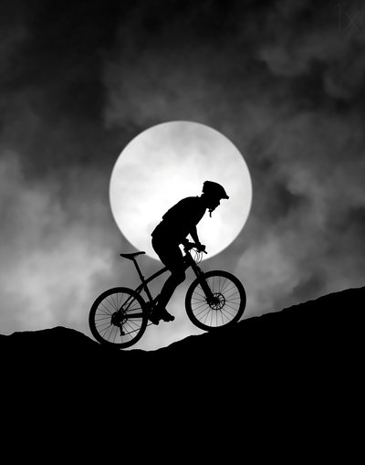 Mondschein-Mountainbiker von Hengki Lee