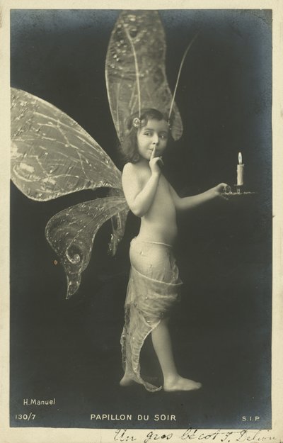 Kind als Schmetterling verkleidet von Henri (after) Manuel