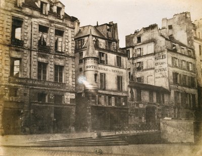 Blick auf eine Pariser Straße in Richtung Hôtel de Ville, ca. 1851 von Henri Jean Louis Le Secq