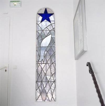 Buntglasfenster, das einen Fisch zeigt, der in einem Netz unter dem Stern der Erlösung gefangen ist, von der Treppe zur Kapelle des Rosenkranzes von Henri Matisse