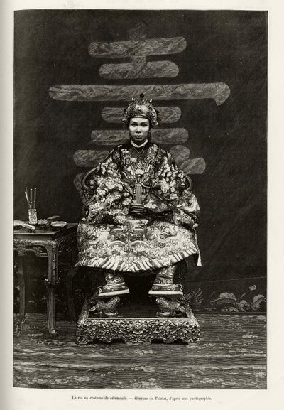 Porträt von König Dong Khanh (1864-1889), Kaiser von Annam, in zeremonieller Tracht. Gravur von Thiriat, zur Illustration der Geschichte „Trente mois au Tonkin“ von Dr. Charles Edouard Hocquard (1853-1911), in 1885, in Le tour du monde, nouveau journal des von Henri Thiriat