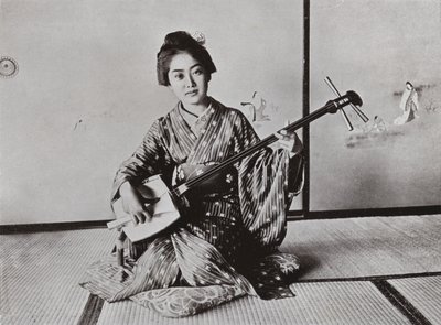 Eine Geisha spielt die Samisen (s/w Foto) von Herbert Ponting