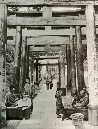 Eine Allee von Torii in Inari, 1910 von Herbert Ponting