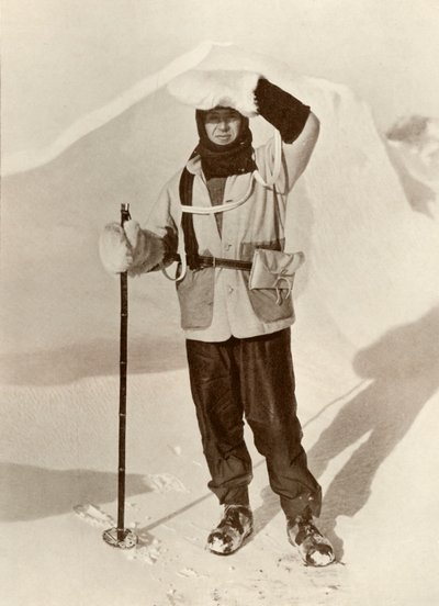Kapitän Scott trägt die Brieftasche, in der er seine Schlittenjournale aufbewahrte, ca. 1910-1911, 1913 von Herbert Ponting