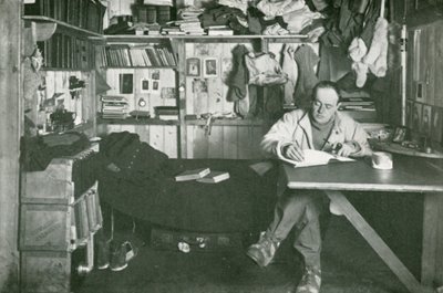 Kapitän Scott schreibt in sein Tagebuch von Herbert Ponting
