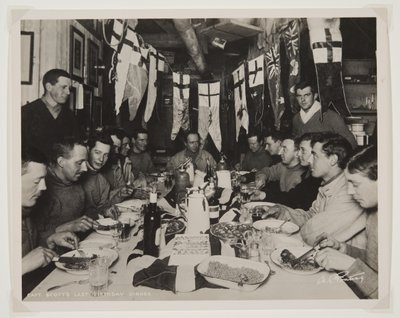 Kapitän Scotts letzter Geburtstagsabend während der Terra Nova Expedition (1910-13) zum Südpol von Herbert Ponting