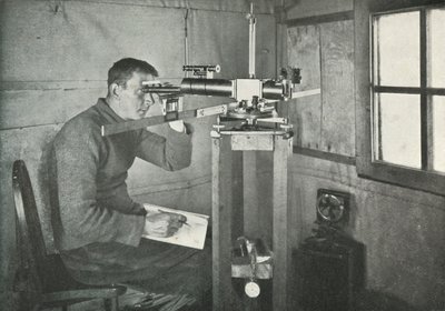 Dr. Simpson am Unifilar-Magnetometer, 1911, 1913 von Herbert Ponting