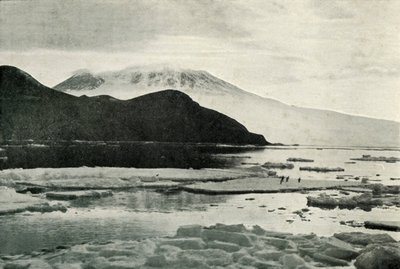 Eintritt in den McMurdo-Sund - Kap Bird und Mount Erebus, um 1910-1913 von Herbert Ponting