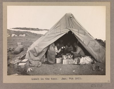 Vier Expeditionsmitglieder beim Mittagessen in einem Zelt von Herbert Ponting