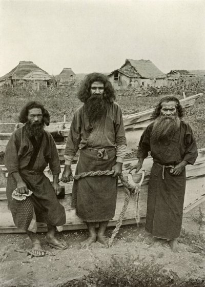 Happu Konno, der Jäger in der Mitte und zwei Ainu-Fischer, 1910 von Herbert Ponting