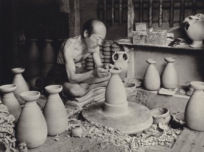 Japan in den 1920er Jahren: Töpfer bei der Arbeit von Herbert Ponting