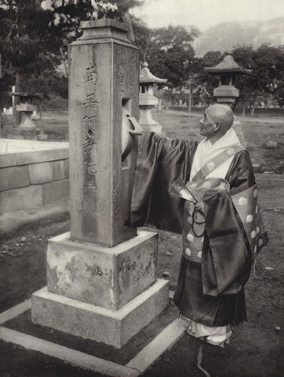 Japan in den 1920er Jahren: Gebetsmühle und buddhistischer Priester von Herbert Ponting