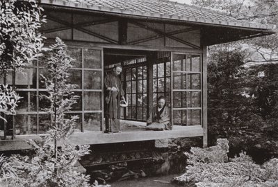 Namikawa San füttert seine Karpfen von Herbert Ponting