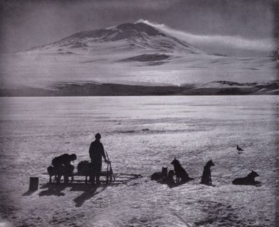 Schlitten und Hunde, mit dem Mount Erebus im Hintergrund von Herbert Ponting