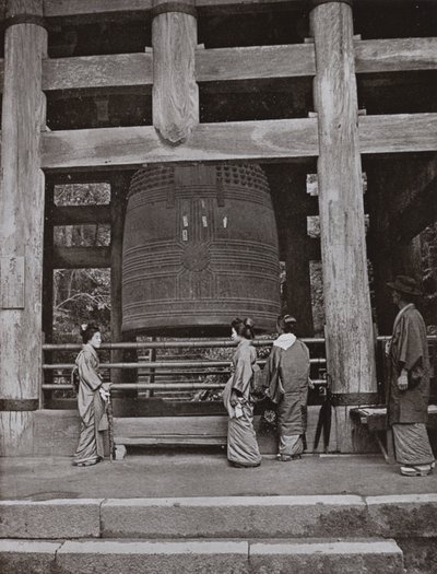 Die große Glocke im Chio-in Tempel von Herbert Ponting