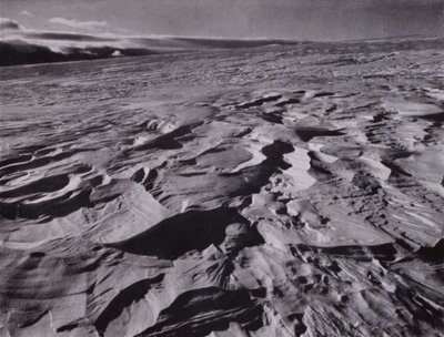 "Die großen Wellen aus gefrorenem Schnee, die vom Wind aufgeworfen wurden" von Herbert Ponting