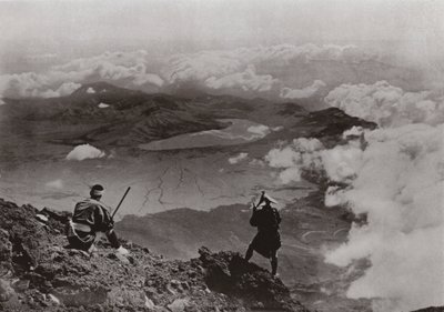 Zwei Meilen über den Wolken, "Drei-Tage-Mond"-See vom Gipfel des Fuji von Herbert Ponting