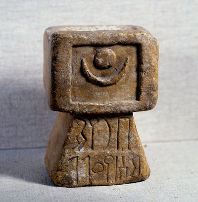 Östliche Antike: Himjaritischer Altar mit Kalkstein-Weihrauch auf pyramidenförmiger Basis, gewidmet Athtar. 5. Jahrhundert v. Chr. von Himyarite Himyarite