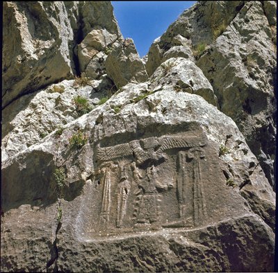 Flachrelief mit einer Figur unter einem geflügelten Wesen, um 1250-1220 v. Chr. von Hittite