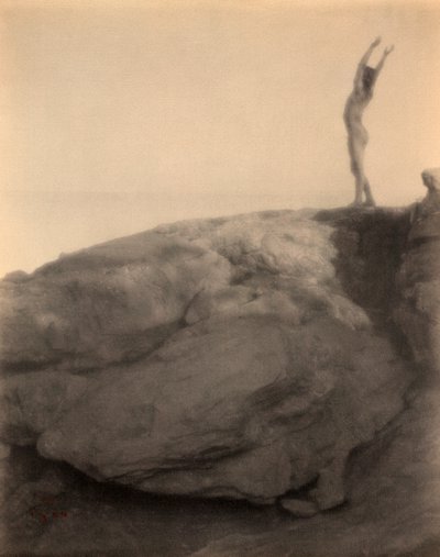 Junge in felsiger Landschaft von F. Holland Day von Holland Fred Day