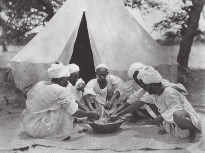 Afrika: Arabische Seeleute bei einer Mahlzeit von Hugo Adolf Bernatzik