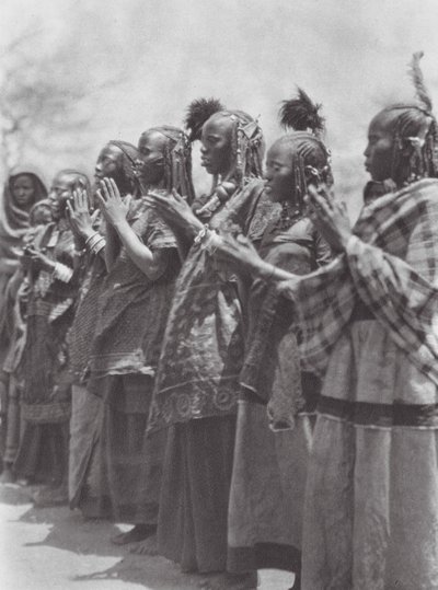 Afrika: Aulad Hamid Frauen klatschen bei einem Tanz von Hugo Adolf Bernatzik