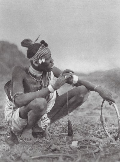 Afrika: Dinka Bräutigam verhandelt über Brautschmuck (s/w Foto) von Hugo Adolf Bernatzik