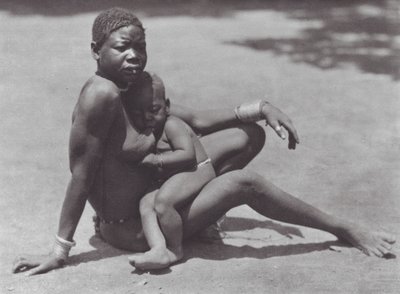 Afrika: Östlicher Djur, Mutter und Kind von Hugo Adolf Bernatzik