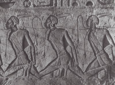 Afrika: Ägyptisches Relief, Transport von Gefangenen, in Nubien von Hugo Adolf Bernatzik