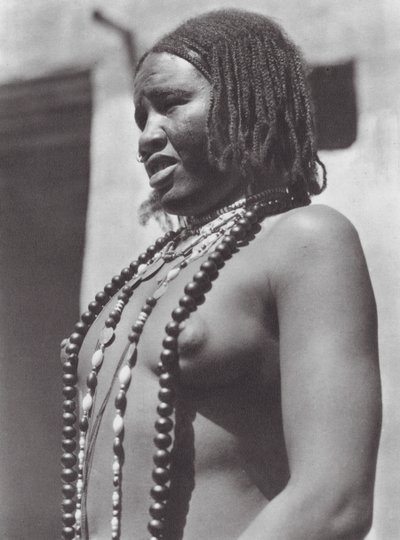 Afrika: Gawazi, eine professionelle Tänzerin von Hugo Adolf Bernatzik