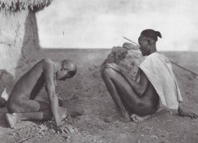 Afrika: Medizinmann lässt einen Patienten bluten von Hugo Adolf Bernatzik