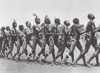Afrika: Nuba-Frauen tanzen von Hugo Adolf Bernatzik