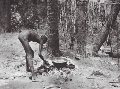 Afrika: Nuer kochen Krokodilfleisch von Hugo Adolf Bernatzik