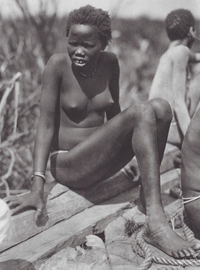Afrika: Nuer-Mädchen am Bahr el Zeraf von Hugo Adolf Bernatzik