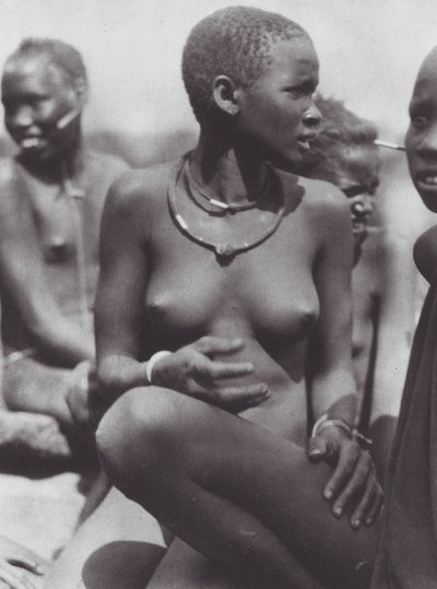Afrika: Nuer-Mädchen mit Giraffenhaarkette von Hugo Adolf Bernatzik