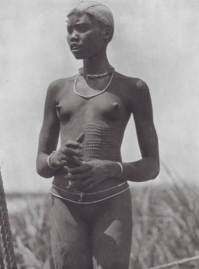 Afrika: Nuer-Mädchen mit Zierschnitten von Hugo Adolf Bernatzik