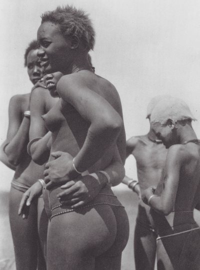Afrika: Nuer-Mädchen und Kinder von Hugo Adolf Bernatzik