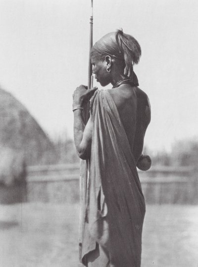 Afrika: Nuer in Shilluk-Kleidung von Hugo Adolf Bernatzik