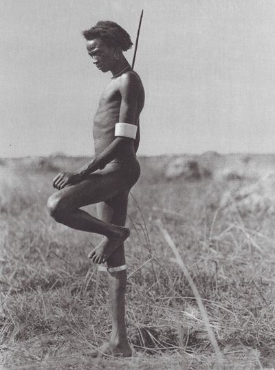 Afrika: Nuer, Ruheposition von Hugo Adolf Bernatzik