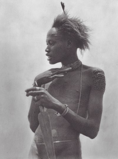Afrika: Nuer-Krieger mit Stammeszeichen auf der Stirn von Hugo Adolf Bernatzik