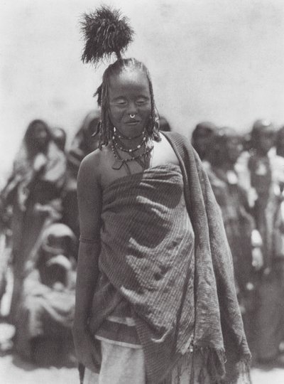 Afrika: Straußenfederkopfschmuck getragen von den Aulad Hamids von Hugo Adolf Bernatzik