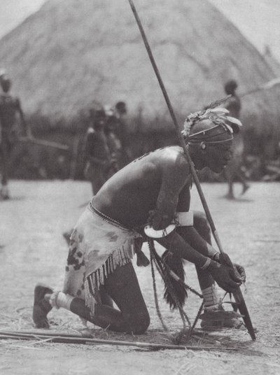 Afrika: Shilluk in Festkleidung von Hugo Adolf Bernatzik