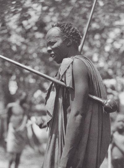 Afrika: Shilluk-Krieger mit Keule von Hugo Adolf Bernatzik