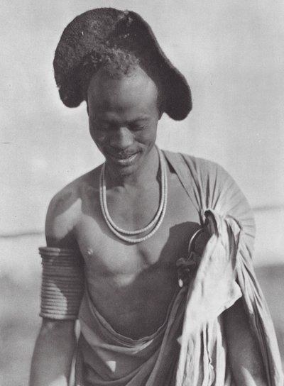 Afrika: Shilluk-Krieger mit Kapuzenfrisur von Hugo Adolf Bernatzik