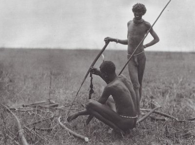 Afrika: Shilluk-Krieger ruhen sich aus von Hugo Adolf Bernatzik