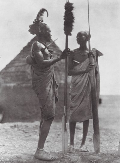 Afrika: Shilluks in Festkleidung von Hugo Adolf Bernatzik